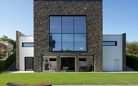 Casa moderna con piscina y vistas al bosque.
